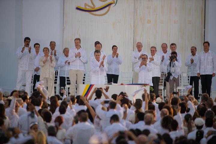 Le président colombien&nbsp;Juan Manuel Santos et le chef des FARC Acuerdo de Paz signent un accord de paix, lundi26 septembre 2016, qui mettent fin à 52 ans de guerre. (MANUEL PEDRAZA / NOTIMEX)