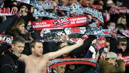 Des supporters de l'EAG, au stade du Roudourou à Guingamp (Côtes-d'Armor), le 3 décembre 2016. (FRED TANNEAU / AFP)