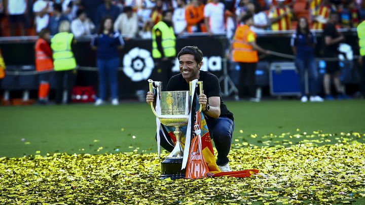 L'entraîneur espagnol Marcelino célèbre sa Coupe du roi remportée avec Valence, le 26 mai 2019. (JOSE MIGUEL FERNANDEZ / AFP)