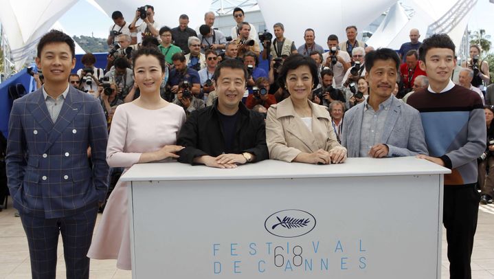 Le réalisateur chinois Jia Zhangke entouré de l'équipe du film "Mountains May Depart" à Cannes en 2015.
 (Lionel Cironneau/AP/SIPA)