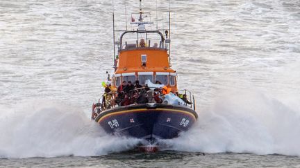 Un bateau de la "Royan National Lifeboat Institution" à la rescousse du bateau de migrants ayant chaviré, ce 12 août 2023. (STUART BROCK / AFP)