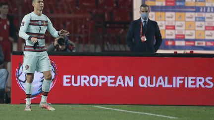 Cristiano Ronaldo, le brassard de capitaine à la main, après son but refusé injustement. (PEDJA MILOSAVLJEVIC / AFP)