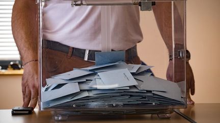 Dans un bureau de vote à Gardouch (Haute-Garonne), au premier tour des législatives, le 11 juin 2017. (ERIC CABANIS / AFP)