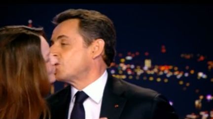 Une vid&eacute;o "off" est diffus&eacute;e, le 17 f&eacute;vrier 2012, sur le site russe Rutube. Elle&nbsp;montre Carla Bruni-Sarkozy embrassant son mari, &agrave; quelques minutes de l'officialisation de sa candidature sur TF1, mercredi. &nbsp; (FTVI)