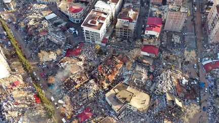 Une vue aérienne de bâtiments à Kahramanmaras (Turquie), le 7 février 2023, après un séisme dévastateur la veille. (EVRIM AYDIN / ANADOLU AGENCY / AFP)