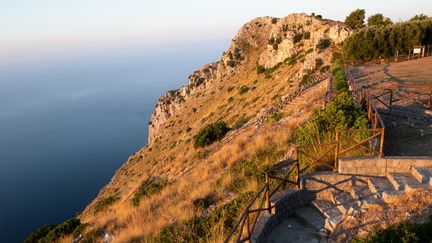 Les falaises près desquelles le randonneur Simon Gautier est tombé, à&nbsp;San Giovanni a Piro (Italie), le 19 août 2019.&nbsp; (ELIANO IMPERATO / AFP)