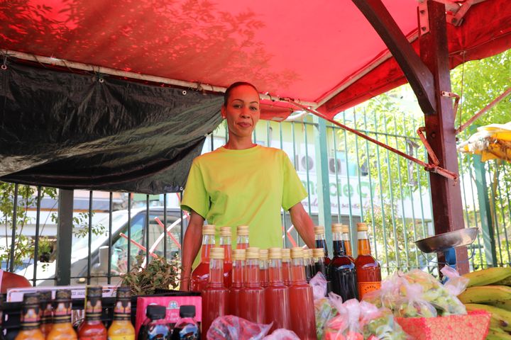 Florence, vendeuse sur marché de l'Asile Lafcadio Hearn, à Fort-de-France, en Martinique, le 22 septembre 2024. (ROBIN PRUDENT / FRANCEINFO)