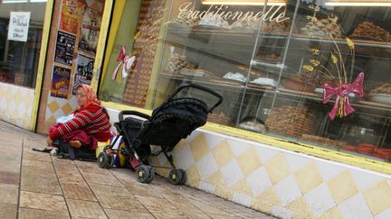 Une SDF et son enfant, devant une boutique à Montpellier. (Photo d'illustration) (TIM SOMERSET / MAXPPP)