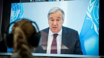 Antonio Guterres, le secrétaire général de l'ONU, sur un écran pendant l'un de ses discours sur le climat, le 28 avril 2020. (MICHAEL KAPPELER / DPA / AFP)