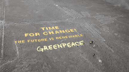 Le message d&eacute;ploy&eacute; par Greenpeace &agrave; c&ocirc;t&eacute; du colibri, un g&eacute;oglyphe de Nazca, le 8 d&eacute;cembre 2014. (THOMAS REINECKE (TV NEWS) / GREENPEACE / AFP)