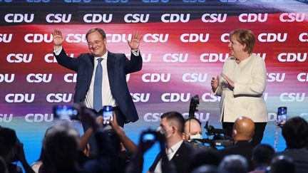 Lors d'un meeting de la CDU organisé vendredi 24 septembre à Munich, la chancelière allemande Angela Merkel (à droite) a appelé les électeurs à voter pour Armin Laschet (gauche), le candidat conservateur de son parti aux élections législatives qui auront lieu dimanche. (MATTHIAS BALK / DPA)