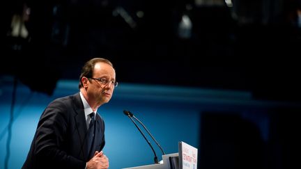 Fran&ccedil;ois Hollande lors de son discours au cours d'un meeting consacr&eacute; &agrave; l'Outre-mer &agrave; Paris le 10 mars 2012. (MARTIN BUREAU / AFP)