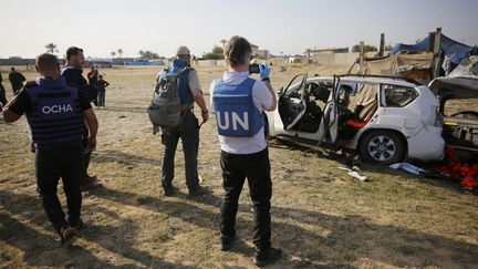 Un véhicule de World Central Kitchen est sévèrement endommagé après une attaque, le 2 avril 2024 à Deir al Balah (Gaza). (ASHRAF AMRA / ANADOLU / AFP)