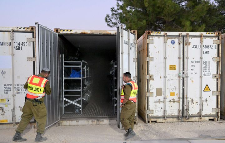 Les corps de victimes des attaques du Hamas sont gardés dans des conteneurs réfrigérés, dans l'attente d'être identifiés, le 24 octobre 2023, à la morgue de la base militaire de Shura (Israël). (DEBBIE HILL / SIPA)