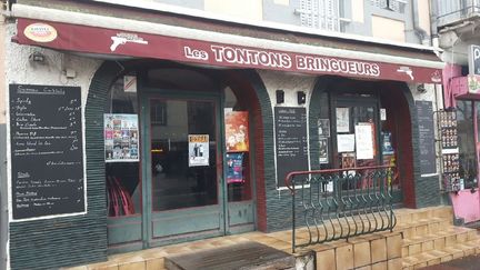 L'agression a eu lieu devant le bar "Les Tontons bringueurs" à&nbsp;Clermont-Ferrand.&nbsp; (Olivier Vidal/RADIOFRANCE)