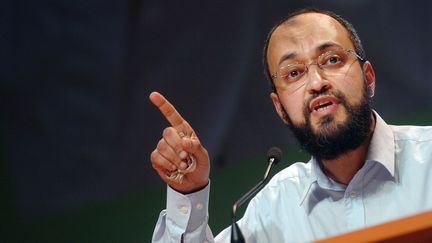 Hani Ramadan, le 14 avril 2007, lors d'un discours pour la&nbsp;rencontre annuelle des musulmans de France, le 14 avril 2007, au Bourget (Seine-Saint-Denis). (JEAN AYISSI / AFP)