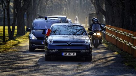 L'escorte de Nicolas Sarkozy arrive &agrave; Pamiers (Ari&egrave;ge), pour les v&oelig;ux aux agriculteurs, le 17 janvier 2012. (LIONEL BONAVENTURE / AFP)