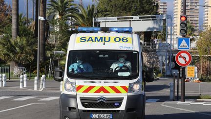 L'ambulance transportant Brahim Aouissaoui quitte l'hôpital de Nice, vendredi 6 novembre 2020. (VALERY HACHE / AFP)