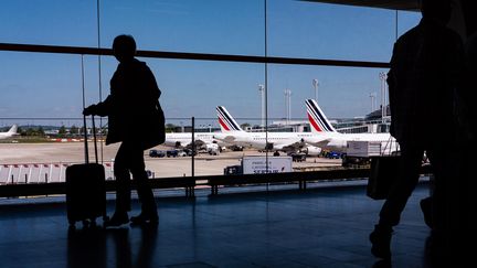 Des passagers de l'aéroport Roissy-Charles de Gaulle, en mai 2018. (CHRISTOPHE MORIN / MAXPPP)