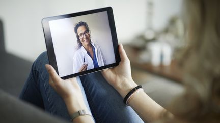 Une récente étude britannique prouve la plus grande efficacité des soins pour les patients, lors de consultations en ligne, en matière de thérapie comportementale et cognitive. (Illustration) (SOLSKIN / DIGITAL VISION / GETTY IMAGES)