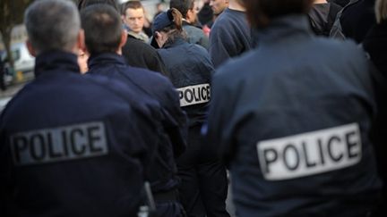 Policiers réunis le 17 mars à Dammarie-lès-Lys pour une cérémonie d'hommage à l'officier tué la veille, Jean-Serge Nérin (AFP PHOTOS)