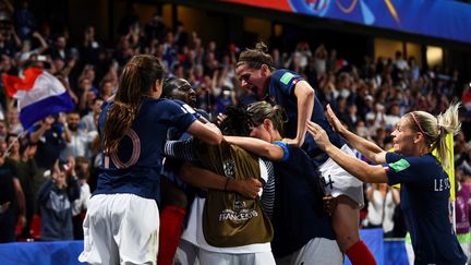 La joie des Françaises lors de la rencontre du Mondial 2019 contre le Nigeria au Roazhon Park de Rennes. (FRANCK FIFE / AFP)