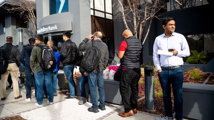 Des clients de la Silicon Valley Bank font la queue au siège de la SVB à Santa Clara, en Californie (Etats-Unis), le 13 mars 2023. (NOAH BERGER / AFP)