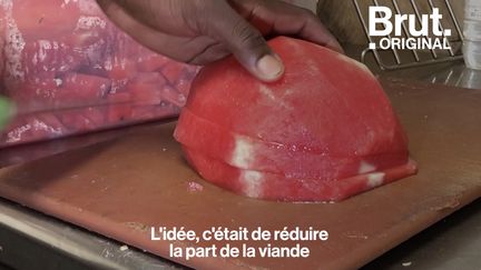 L'arrière-cuisine de ce restaurant parisien, c'est sa ferme, à 30 kilomètres de là. Des repas copieux avec des produits locaux, de la viande et du poisson mais pas tous les midis... Chez Mûre, tout est pensé pour réduire l'impact sur la planète. Visite.