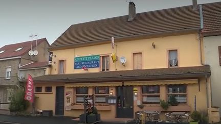 C'était un bar-restaurant menacé de fermeture, mais il a réussi à se sauver. Le café qui anime Saint-Émiland (Saône-et-Loire), 350 habitants, a bénéficié de l'opération "1 000 cafés", qui a pour but de redynamiser les communes rurales.&nbsp; (France 3)