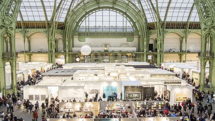 Novembre c'est aussi le mois des foires de la photographie : l'énorme Paris Photo au Grand Palais, avec près de 200 exposants d'une trentaine de pays. Il s'agit de vendre des photos mais les galeries présenteront de nombreux solo ou duo shows. Le photographe anglais de paysages épurés Michael Kenna montrera sur le stand de la galerie Camera Obscura une série inédite de nus.  Et plusieurs focus seront proposés : le regard sur le corps, les galeries des pays de l'Est, ainsi qu'un parcours sur les femmes photographes dans l'histoire. Du 8 au 11 novembre. Aux mêmes dates au Carrousel du Louvre, Fotofever, avec 100 exposants de 20 pays, dédié à la photographie contemporaine. Cette année, le Japon est à l'honneur.
 (Photo Gardel Bertrand / Hemis.fr / AFP)