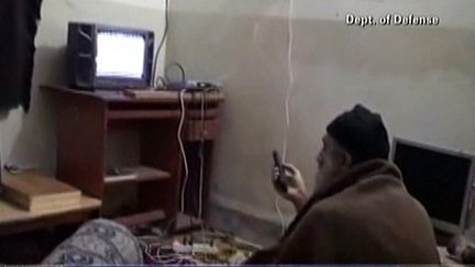 Le leader terroriste Oussama Ben Laden dans sa maison d'Abbottabad (Pakistan), sur une vid&eacute;o non dat&eacute;e d&eacute;voil&eacute;e le 7 mai 2011 par l'arm&eacute;e am&eacute;ricaine. (US DEPARTMENT OF DEFENCE / AFP)