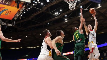 Le Lituanien Jonas Valanciunas face à l'Allemand Hartenstein (JIM HOLLANDER / EPA)