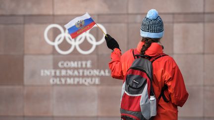 Un supporter secoue un drapeau russe, le 5 décembre 2017, devant le quartier général du CIO. (FABRICE COFFRINI / AFP)