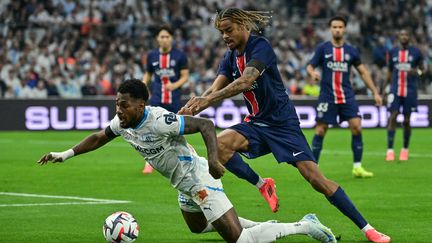 Bradley Barcola au duel avec Amir Murillo lors d'OM-PSG en Ligue 1, le 27 octobre 2024, au Vélodrome. (MIGUEL MEDINA / AFP)