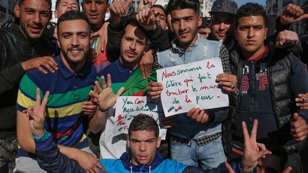 Des jeunes manifestants contre le "cinquième mandat" d'Abdelaziz Bouteflika à Alger le 3 mars 2019
 (SIPA)