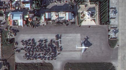 Une image satellite de la base aérienne de Hmeimim, où des véhicules militaires sont stationnés sur le tarmac, le 15 décembre 2024. (©2024 MAXAR TECHNOLOGIES)