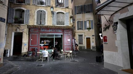 Le Bar du Mistral, un des décors emblématiques de la série "Plus belle la vie",&nbsp;dans les&nbsp;studios de la Belle de Mai, à Marseille, le 28 septembre 2022. (NICOLAS TUCAT / AFP)
