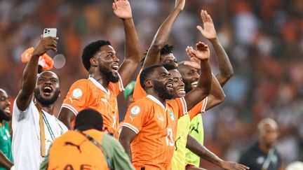 Les joueurs de l'équipe de Côte d'Ivoire célèbrent leur victoire en demi-finale de la CAN contre la République démocratique du Congo, le 7 février 2024 à Abidjan. (FRANCK FIFE / AFP)