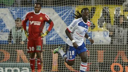 Auteur de trois buts, Baf&eacute;timbi Gomis a martyris&eacute; le gardien de l'Olympique de Marseille, Steve Mandanda, le 28 novembre 2012 au Stade V&eacute;lodrome. (BORIS HORVAT / AFP)