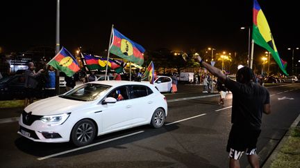 Des indépendantistes arborent le drapeau kanak&nbsp;au soir du deuxième référendum sur l'indépendance de la Nouvelle-Caldéonie, le 4 octobre&nbsp;2020, à&nbsp;Nouméa. (THEO ROUBY / AFP)