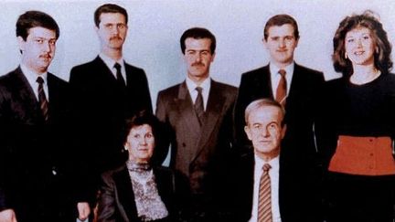 La famille au complet: Hafez al Assad et son épouse Anisa, entourés de leurs enfants. De Gauche à Droite, Maher, Bachar, Bassel et Majid (morts aujourd'hui), et Bouchra. (AFP)