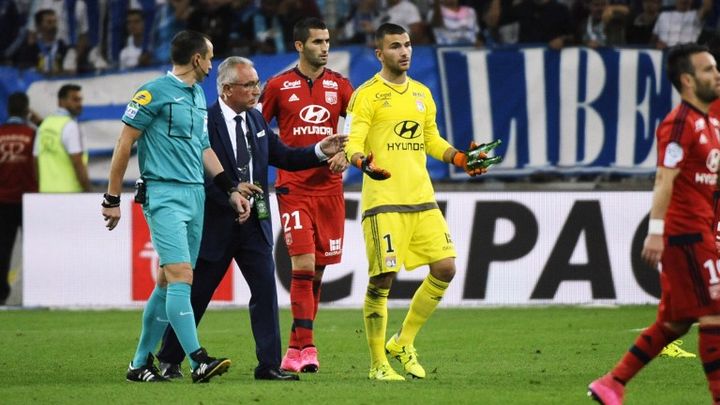 Le gardien de l'Olympique lyonnais avec des bouteilles ramass&eacute;es autour de ses buts, lors du match opposant son &eacute;quipe &agrave; l'Olympique de Marseille.&nbsp; (FRANCK PENNANT / AFP)