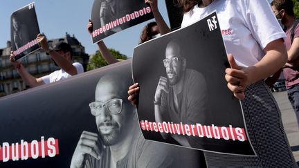 Une manifestation de soutien au journaliste français Olivier Duboid, retenu en otage depuis le 8 avril 2021 au Mali, le 8 juin 2021, à Paris. (LUCAS BARIOULET / AFP)