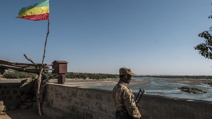 Un militaire érythréen garde la frontière avec l'Ethiopie, à Humera,&nbsp;le&nbsp;22 novembre 2020.&nbsp; (EDUARDO SOTERAS / AFP)