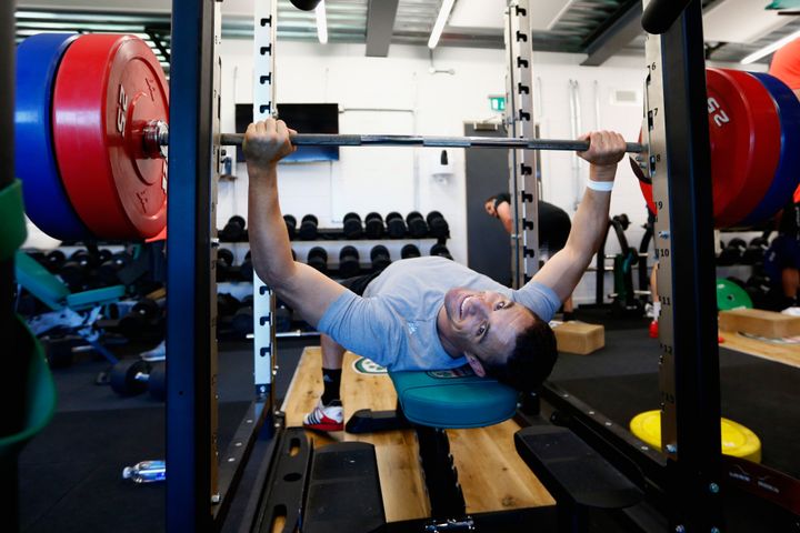 L'ouvreur néo-zélandais Dan Carter lors d'une séance de musculation, à Bagshot (Angleterre), le 26 octobre 2015.&nbsp; (PHIL WALTER / GETTY IMAGES)