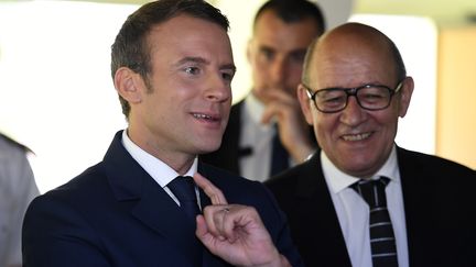 Emmanuel Macron et le ministre des Affaires étrangères Jean-Yves Le Drian, jeudi 1er juin 2017 à Etel (Morbihan). (DAMIEN MEYER / AFP)