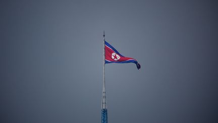 Un drapeau nord-coréen à&nbsp;Gijungdong, en Corée du Nord, le 19 juillet 2022.&nbsp; (KIM HONG-JI / POOL / AFP)