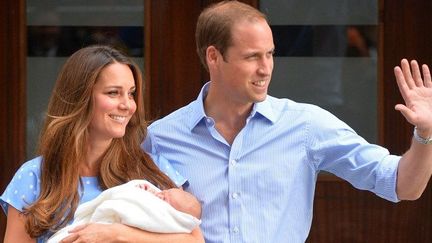 Le prince William et la duchesse de Cambridge, Kate, présentent leur bébé devant la clinique St. Mary à Londres, le 23 juillet 2013.

Né le 22 juillet 2013, le prince George Louis Alexander, avec rang d'Altesse royale, est en troisième position pour succéder à son arrière-grand-mère, la reine Elizabeth II. L'héritier royal est son grand-père, le prince Charles devant son père, le prince William, fils aîné de Charles et de la défunte Lady Di. (Leon Neal/AFP)