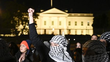 Une manifestante le poing levé devant la Maison-Blanche, à Washington (Etats-Unis), le 17 octobre 2023. (CELAL GUNES / ANADOLU / AFP)