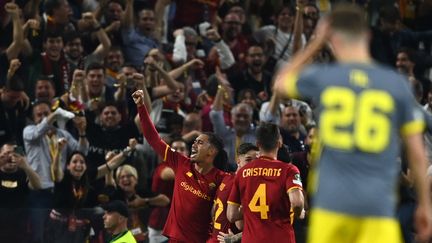 La joie des joueurs de la Roma, qui ont ouvert le score contre Feyenoord en finale de la Ligue Europa conférence, le 25 mai 2022. (OZAN KOSE / AFP)